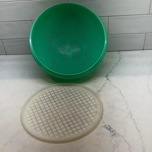 Tupperware Green Colander with Grid Lid